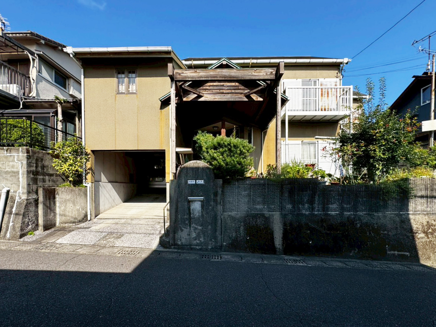 【広木2丁目-売家】小、中学校まで徒歩11分。2台駐車できるガレージ付きのおしゃれな木造住宅。